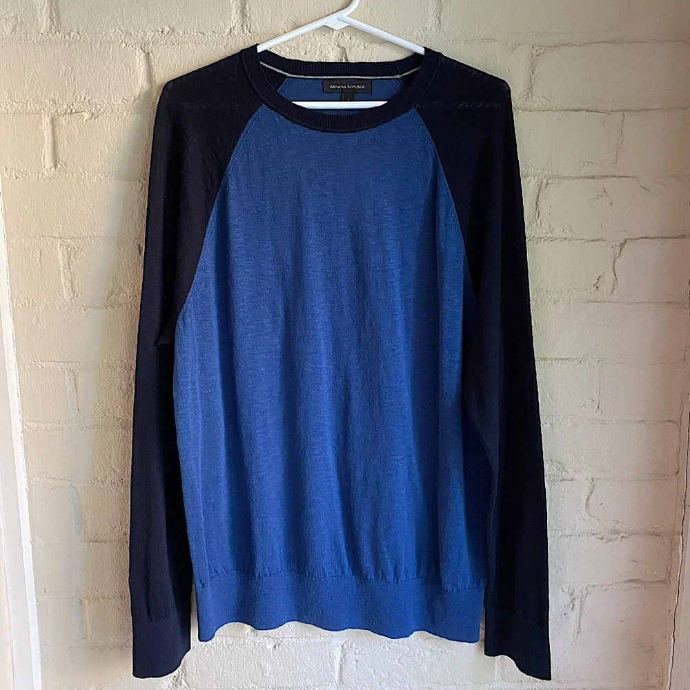 Banana Republic men’s sz large NWT dark navy blue & light blue crewneck